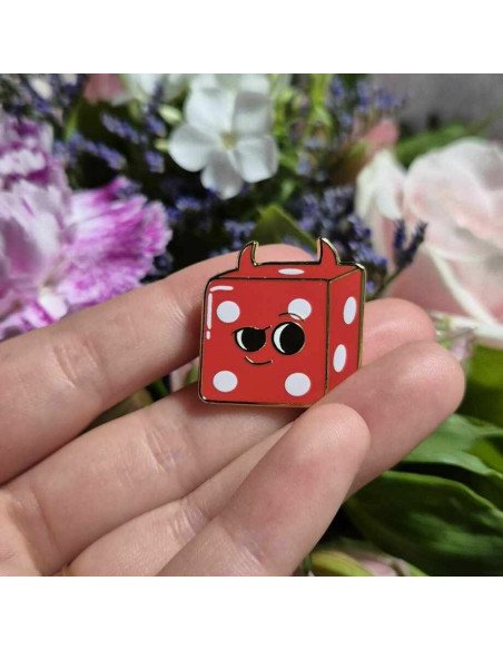 Pin’s Dé de Jeux de société Émaillé  - Dé rouge / Le Dé Moniaque - Visuel dans une main