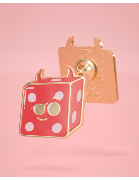 Pin’s Dé de Jeux de société Émaillé  - Dé rouge / Le Dé Moniaque - Visuel photo studio