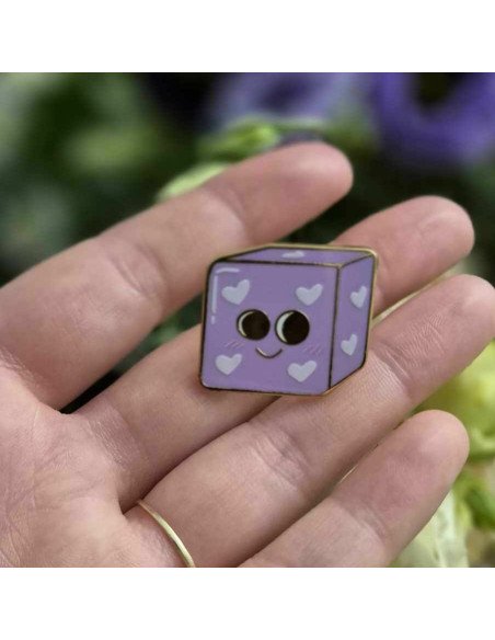 Pin’s Dé de Jeux de société Émaillé  - Dé violet - Visuel dans une main