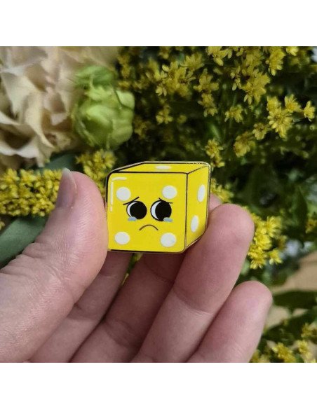 Pin’s Dé de Jeux de société Émaillé  - Dé jaune - Visuel dans une main