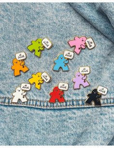 Pin’s Meeple de Jeux de société Émaillé - Tous les meeple - Visuel sur une veste