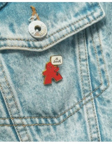 Pin’s Meeple de Jeux de société Émaillé - Meeple rouge - Visuel sur une veste