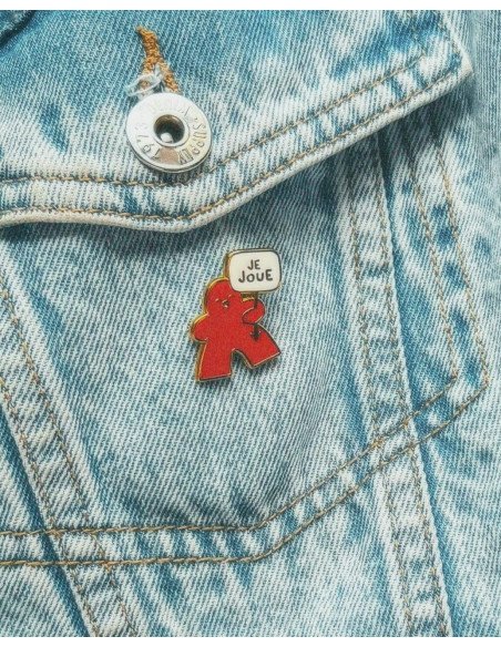 Pin’s Meeple de Jeux de société Émaillé - Meeple rouge - Visuel sur une veste