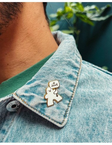 Pin’s Meeple de Jeux de société Émaillé - Meeple blanc - Visuel sur une veste
