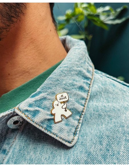 Pin’s Meeple de Jeux de société Émaillé - Meeple blanc - Visuel sur une veste