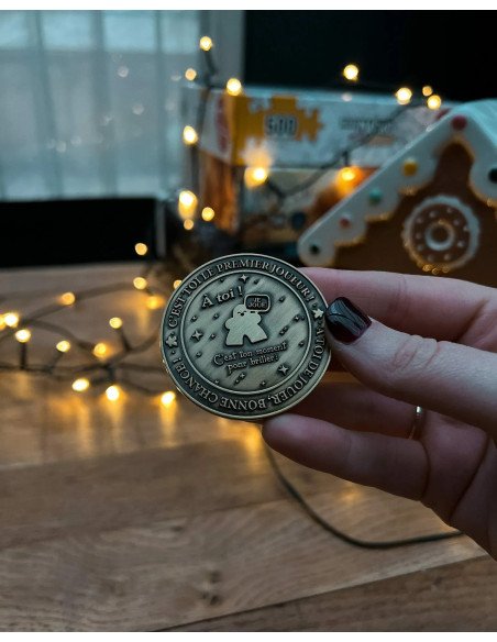 Pièce de décision pour jeux de société - Premier joueur ? - Visuel de la pièce dans une main - pile