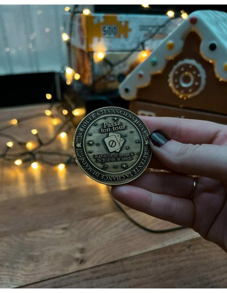 Pièce de décision pour jeux de société - J'achète ou pas ? - Visuel de la pièce dans une main - face