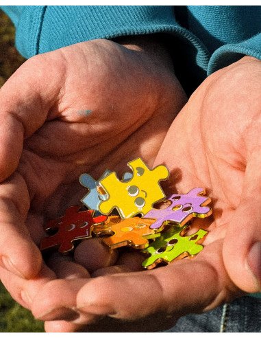 Pin's Puzzle - Grenier Ludique - dans des mains