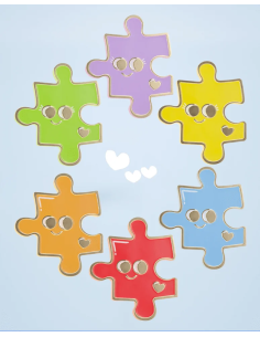 Pin's Puzzle - Grenier Ludique - violet et jaune sur un pull 2