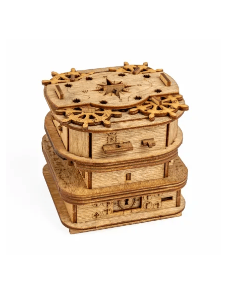 Image de la Cluebox : Casier de Davy Jones sortie de sa boîte. On voit de très beau travail de détail sur le bois.